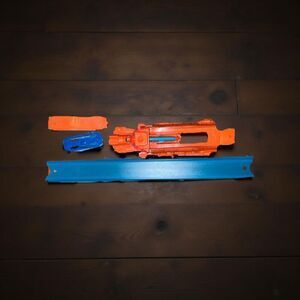Mattel Hot Wheels Launcher, Clips & Orange Race Car Track